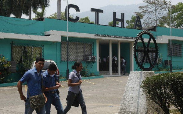 Con tecnología suplen carencia de maestros en el Técnico Alemán