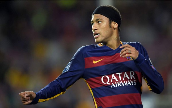 Neymar juega ante el BATE Borisov con su cinta de la suerte