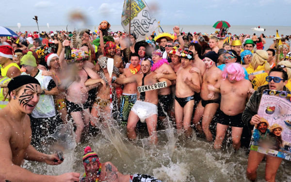 Celebran el Año Nuevo con baño en mar helado