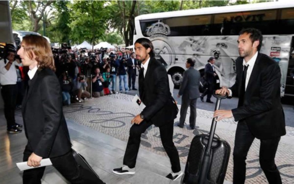 Real Madrid llegó a Lisboa y es recibido por decenas de aficionados