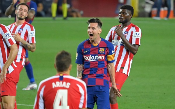 Barcelona tropieza contra Atlético y se aleja más del título de la Liga Española