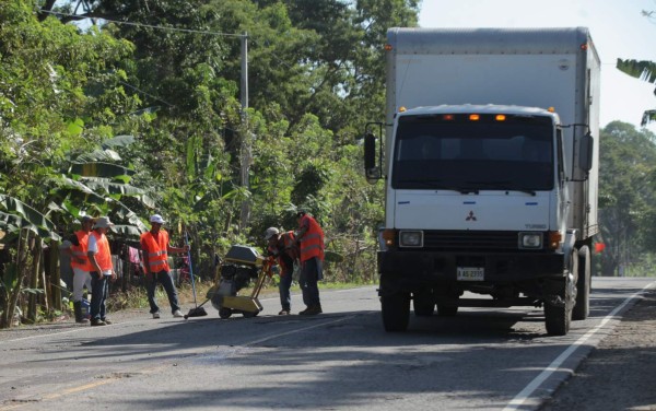 Retoman trabajos de bacheo en la vía hacia Colón