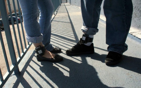 Liberan a indocumentados con grilletes localizadores