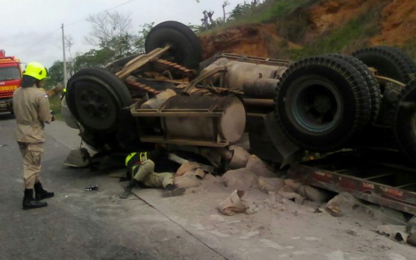 Rastra cargada de cemento se da vuelta en Santa Bárbara