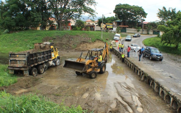 Intensifican limpieza de canales y vados por tormentas