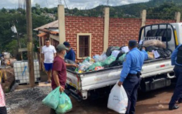 Policía hondureña apoya con entrega de víveres a damnificados