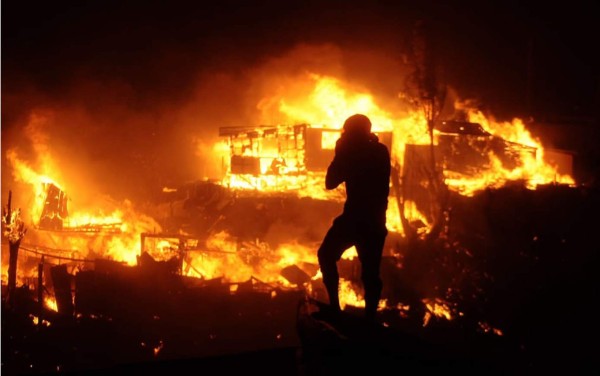3,000 evacuados y unas 500 casas destruidas deja incendio en Chile 
