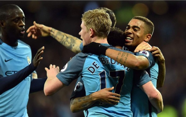 Manchester City golea al West Ham y el United tropieza en casa