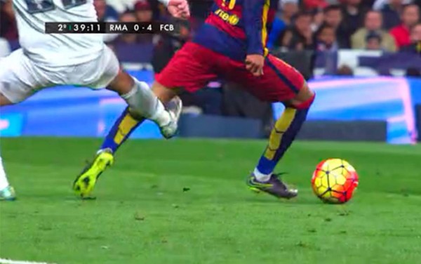 VIDEO: La desleal patada de Isco a Neymar