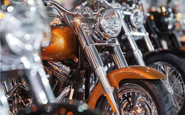 Entierran a hombre montado en su Harley Davidson