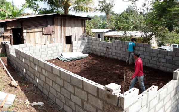 Construyen vivienda a familia de trillizos de Santa Cruz de Yojoa