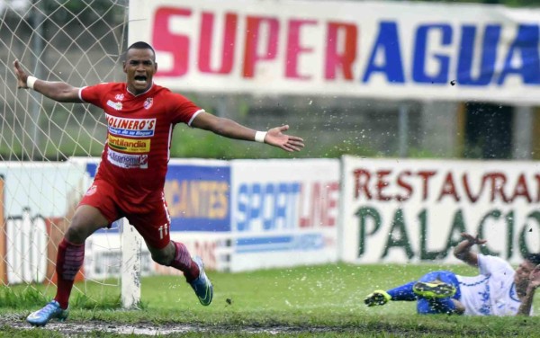 Rony Martínez se bajó del avión de la Selección y azotó al Honduras
