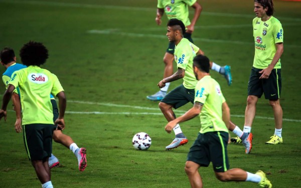 Neymar entrena con normalidad previo a juego ante Honduras