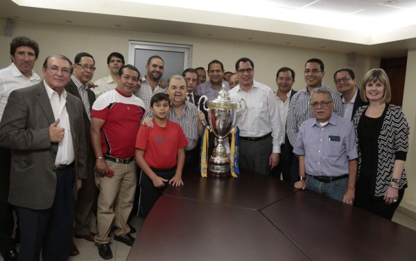 El Olimpia celebró con brindis la obtención del título