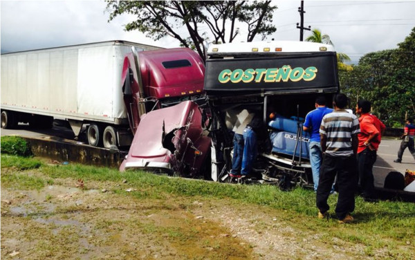Honduras: Choque entre bus y rastra deja 10 heridos