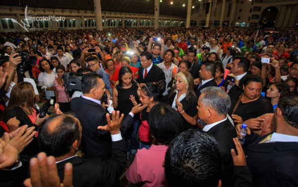 Cruzada de sanación reunió a miles en San Pedro Sula