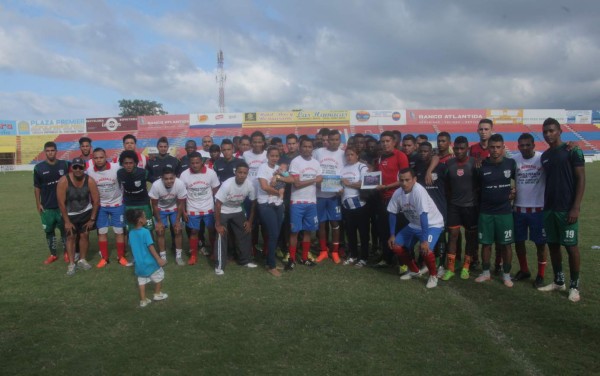 Homenaje póstumo al futbolista Arnold Peralta