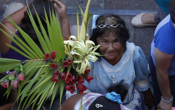 Miles en San Pedro Sula salen a las calles a bendecir sus ramos
