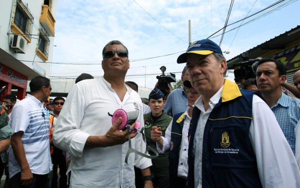 Juan Manuel Santos llega a Ecuador con ayuda humanitaria