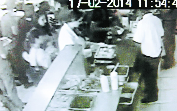 Video registra a dos hondureñas robando en centro universitario