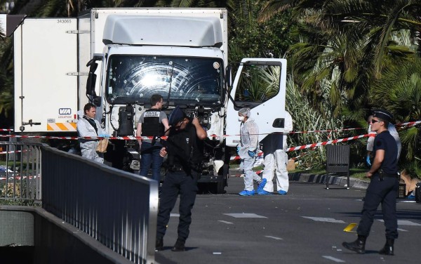 Al menos 84 muertos en atentado 'terrorista' en Niza