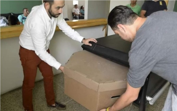 Ataúdes de cartón: la muerte en Venezuela, también por las nubes