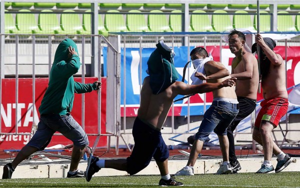 VIDEO: Una batalla campal suspende la final de la Liga de Chile