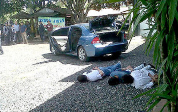 Policía de Honduras detiene a tres jóvenes tras balacera