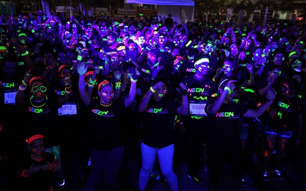 Neon Run, una caminata por la educación