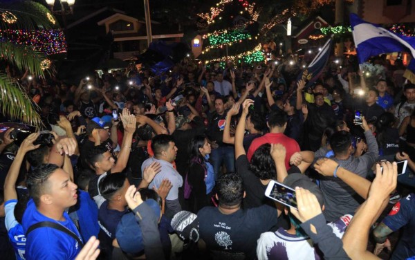 Video: Aficionados del Motagua soprenden a su equipo con espectacular 'banderazo'