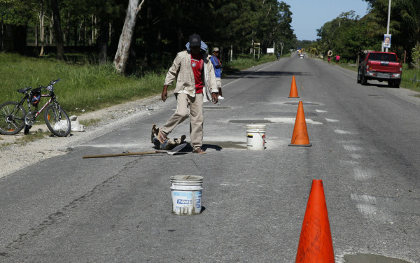 Autoridades y transportidas piden reparar la carretera entre La Ceiba y Colón