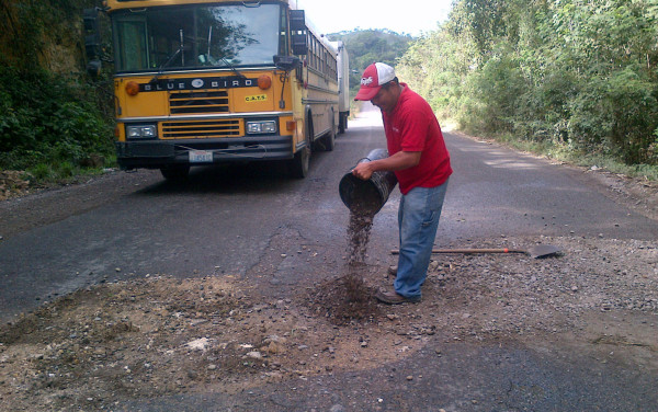 15 años tienen 30,000 habitantes de luchar por puente y carretera