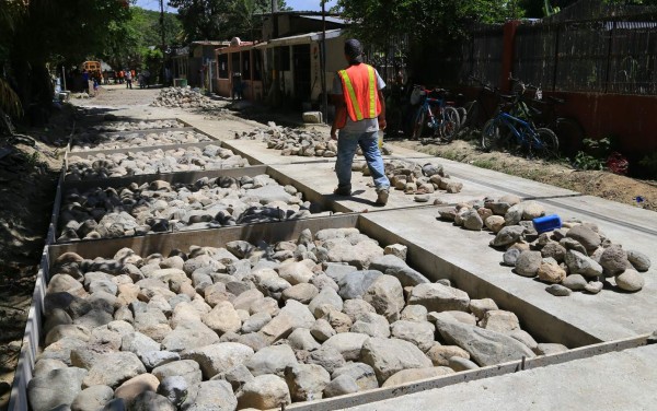Vecinos de San Vicente de Paúl pavimentan su calle de acceso
