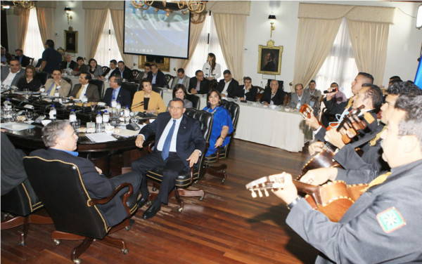 Cantan Las Golondrinas a Lobo y sus ministros