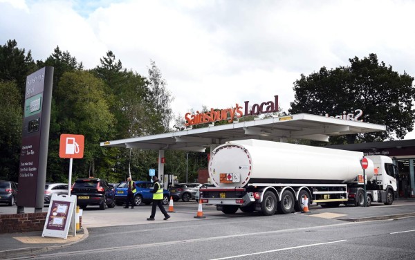 Reino Unido se queda sin combustible: Largas filas de vehículos en las gasolineras
