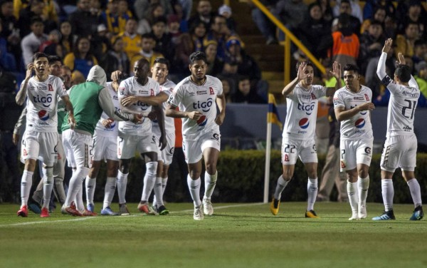 Con gol de portero Nahuel Guzmán, Tigres se salvó y eliminó a Alianza en la Concachampions