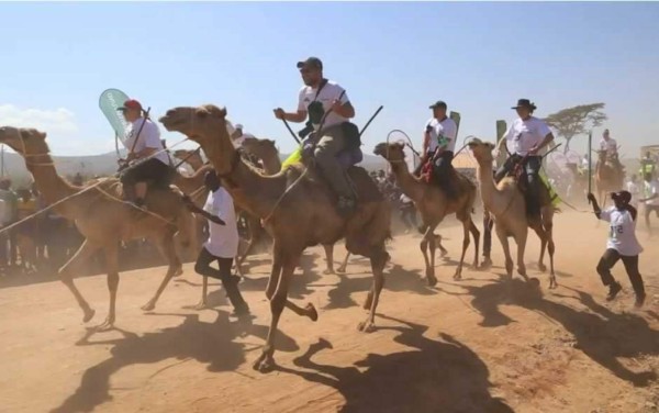 Carreras de camellos en Kenia para atraer a turistas