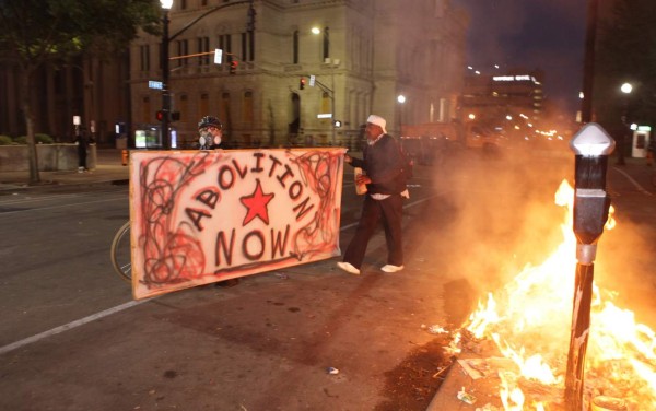 'Según la ley de Kentucky, el uso de la fuerza [por los agentes] Mattingly y Cosgrove está justificada porque se protegieron', dijo el fiscal. EFE