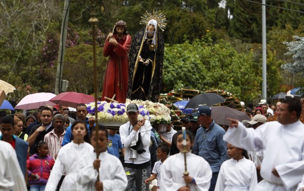 Campesinos colombianos sustituyen imágenes por silletas florales en viacrucis