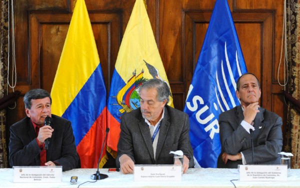 Colombia's ELN guerrilla member Pablo Beltran (L) speaks next to Ecuadorean government representative Juan Meriguet (C) and Colombia'a government representative Juan Camilo Restrepo, during a press conference in Quito on February 16, 2017.Colombia's government condemned an attack attributed to ELN guerrillas that left two wounded soldiers, before the start of the press conference in the framework of the peace talks between both parts that began in Ecuador last February 7. / AFP PHOTO / JUAN RUIZ