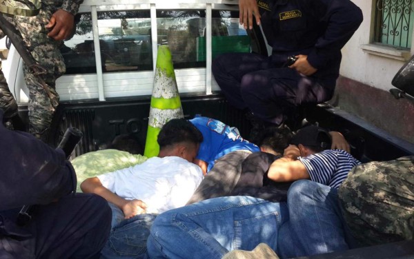 Capturan a 5 mareros con una miniuzi en San Pedro Sula