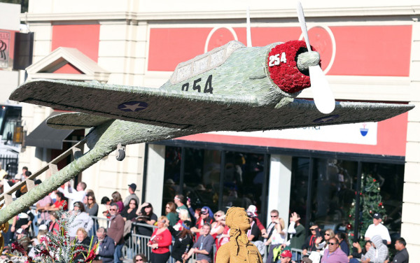 Millones de pétalos y semillas enamoran en Desfile de las Rosas