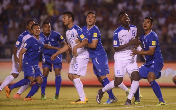 Honduras vence a El Salvador y se mete a la pelea
