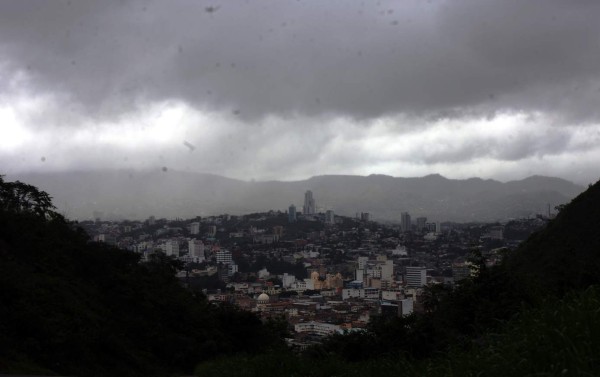Onda tropical deja lluvias y actividad eléctrica en Honduras