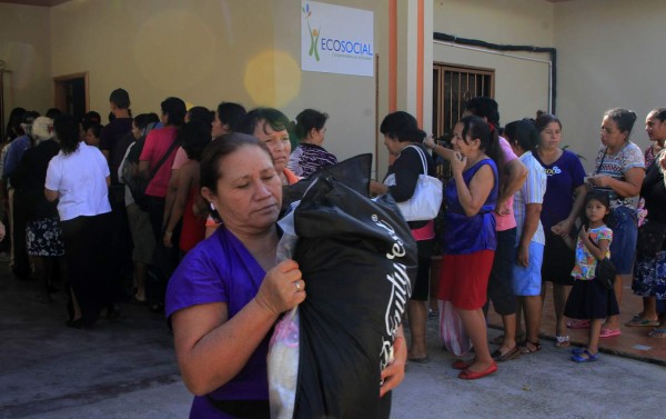 Benefician a 1,380 familias de escasos recursos con ropa y alimentos