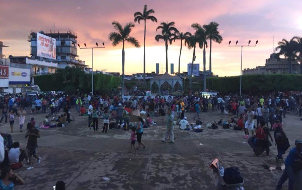 Hondureño deambula con su hijo en México esperando el 'sueño americano'