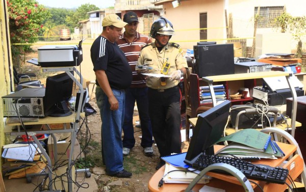 Arde alcaldía de San Luis; olor a combustible impregna restos