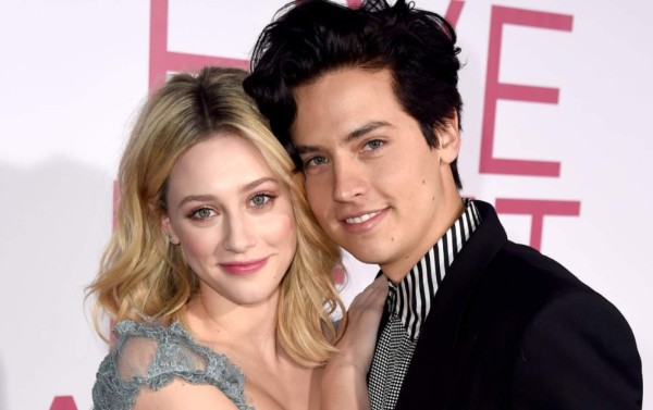 Lili Reinhart y Cole Sprouse niegan acusaciones de agresión sexual