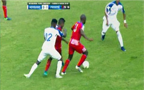 Video: El tremendo codazo del panameño Armando Cooper a Romell Quioto