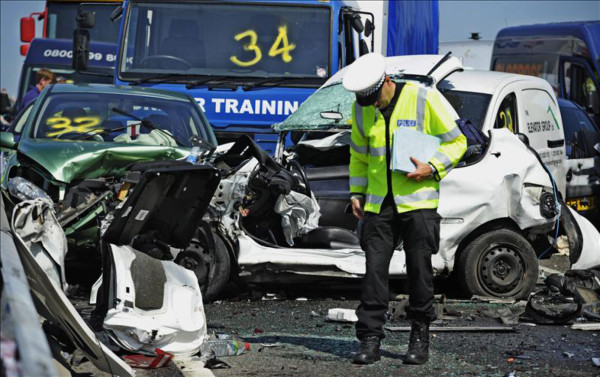 Decenas de heridos por choque de 130 carros en Inglaterra